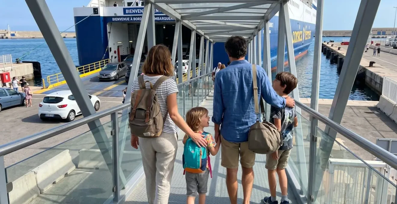 Une famille de quatre personnes vue de dos monte la passerelle d'embarquement d'un ferry moderne, leur voiture visible en arrière-plan sous un ciel méditerranéen ensoleillé