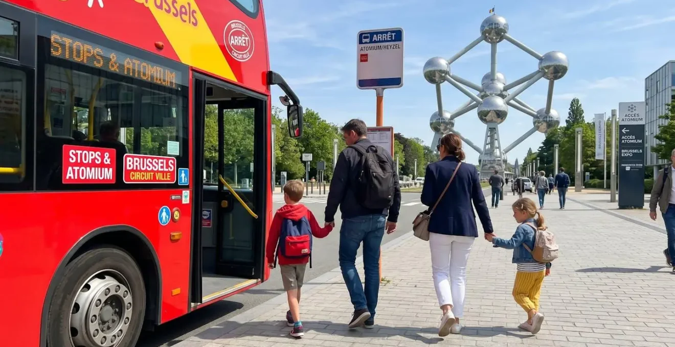 Famille avec deux enfants vue de dos descendant d'un bus touristique à un arrêt, avec l'Atomium visible en arrière-plan, scène de transition naturelle